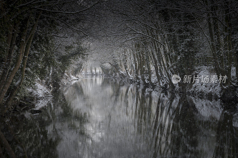 北约克郡雪地里的一条运河