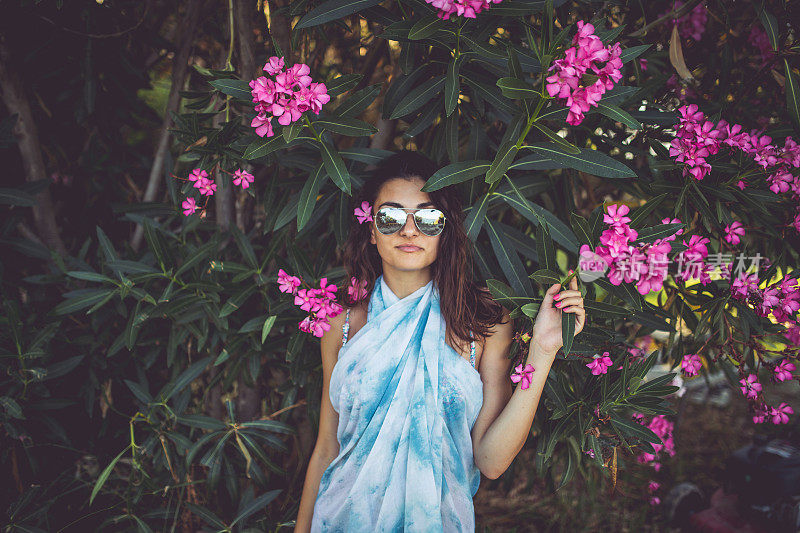 少女与热带花朵