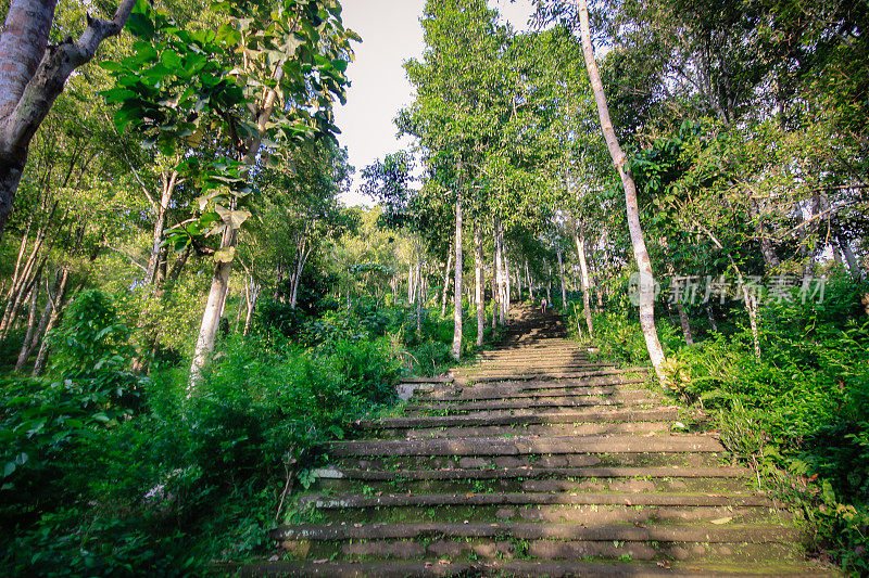 陡峭的楼梯到山上寺庙在巴厘岛