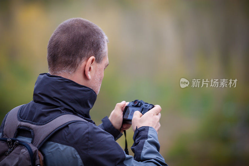 摄影师在里奥哈拍照。西班牙。