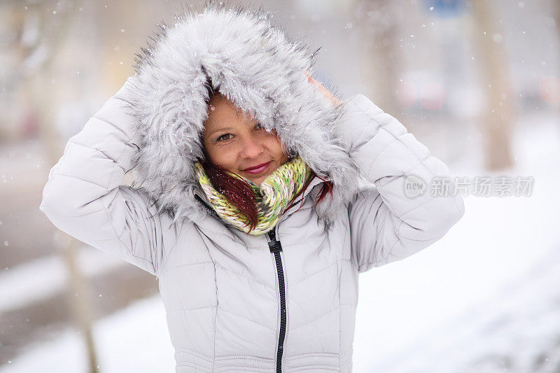 女人在雪地上