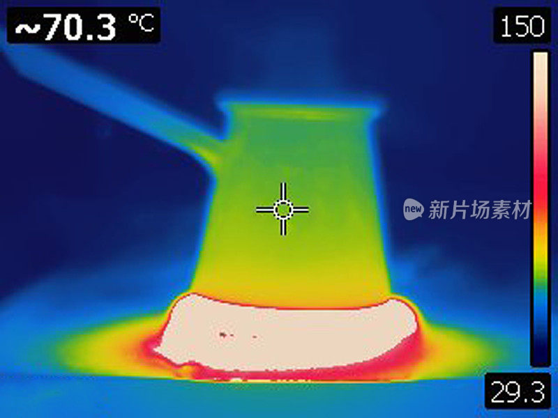 热炉上的咖啡壶的热图像