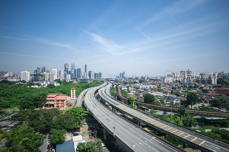 繁忙的高速公路穿过蓝天中的现代城市