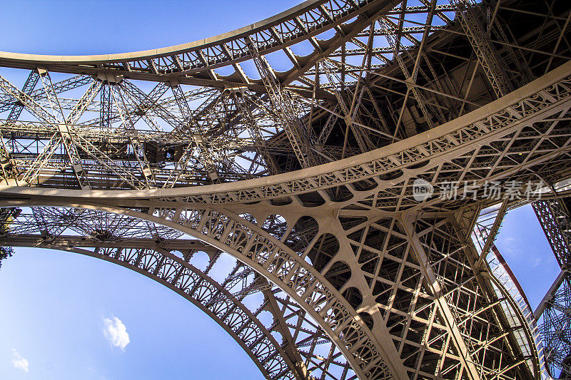 法国巴黎——2016年9月25日:埃菲尔铁塔