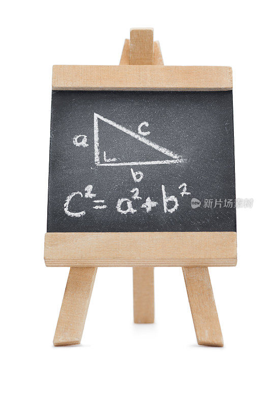 黑板上写着数学公式和几何图形