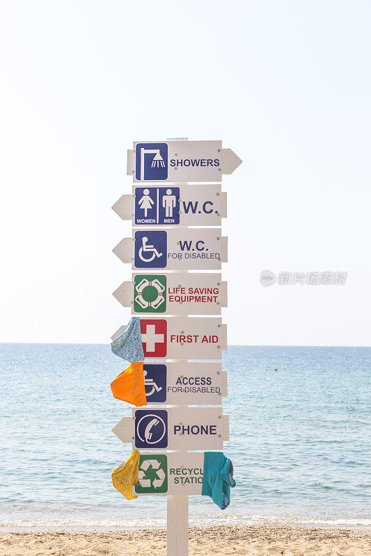 希腊塞萨洛尼基哈尔基迪基湾新Modania海滩的爱琴海海岸紧急方向标志