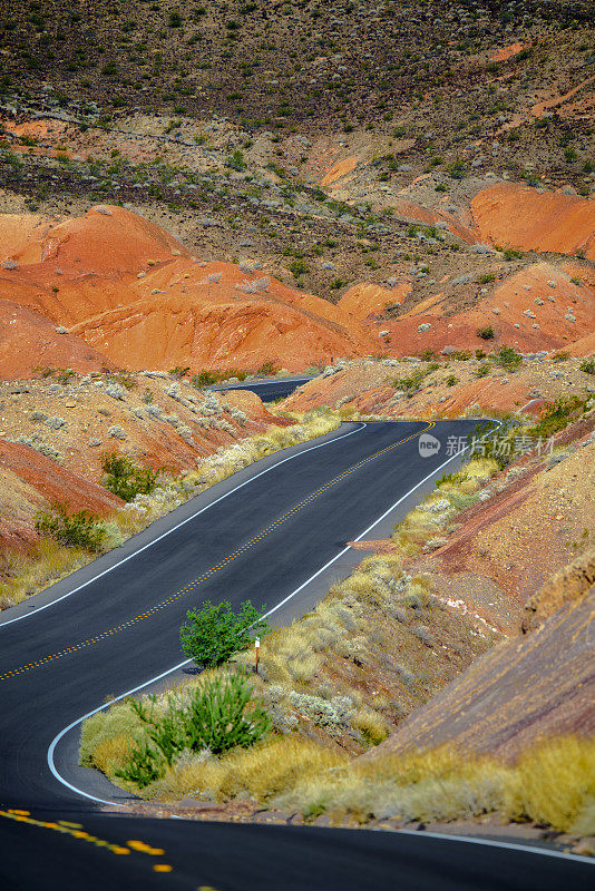 沙漠之路和红岩