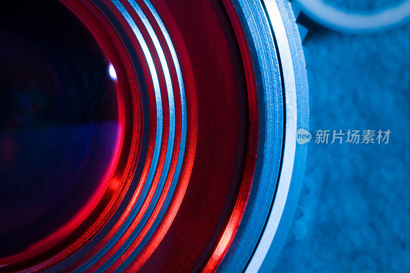 特写的复古相机镜头与红色和蓝色照明