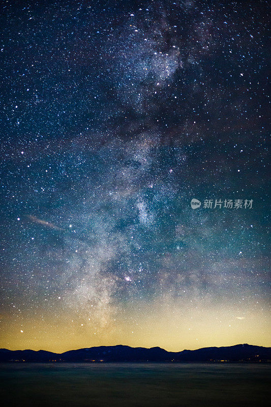 太浩湖上的星空和银河