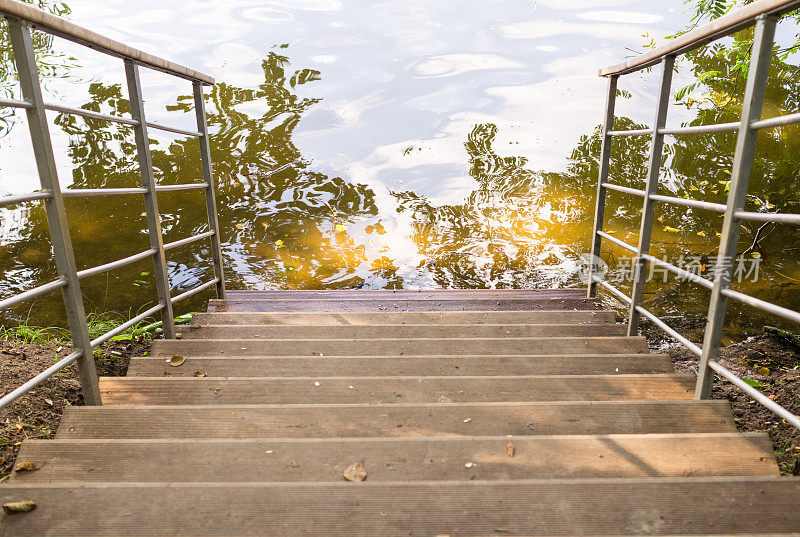 走楼梯到池塘边。背景、自然。