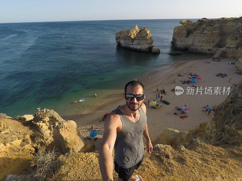 一个人在葡萄牙阿尔加维的海滩上自拍