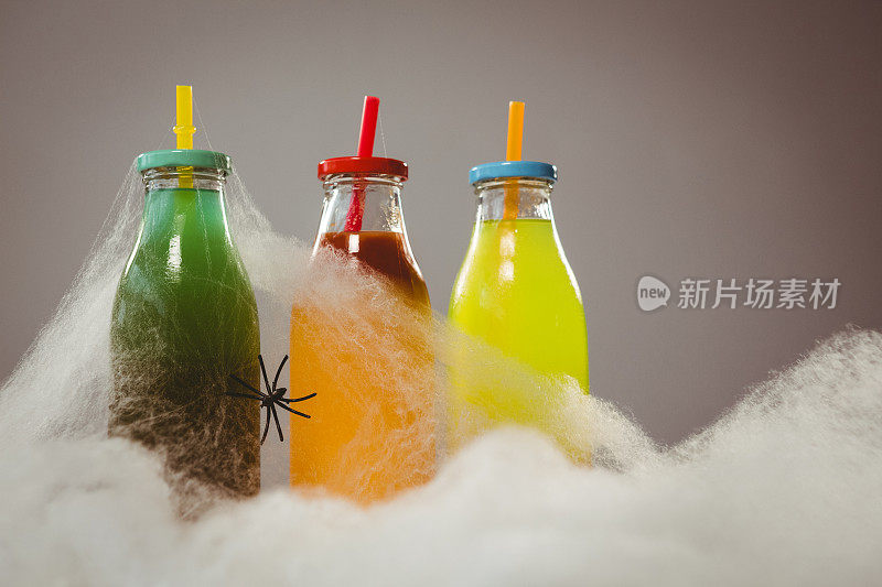 彩色饮料和蜘蛛的棉花糖特写