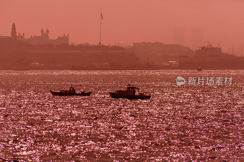 土耳其伊斯坦布尔卡迪科伊海岸附近的渔船