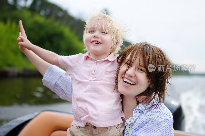年轻的母亲和她的小儿子喜欢划船