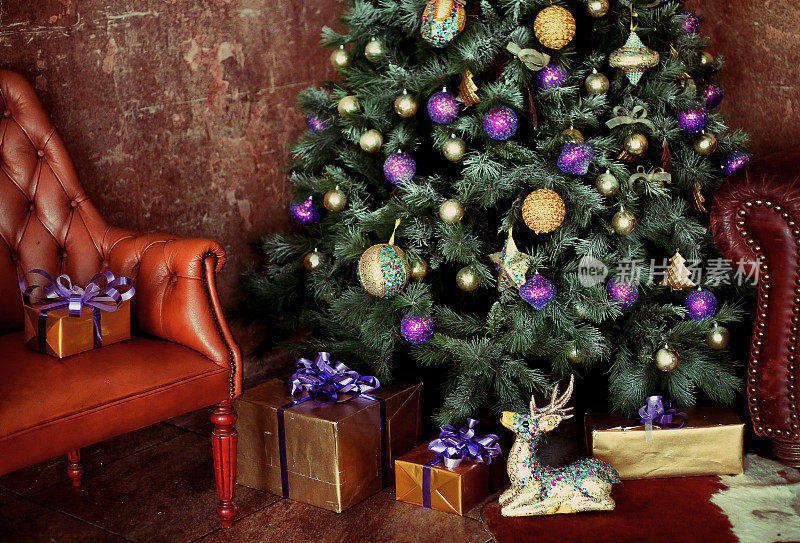 圣诞树上装饰着礼物和小鹿