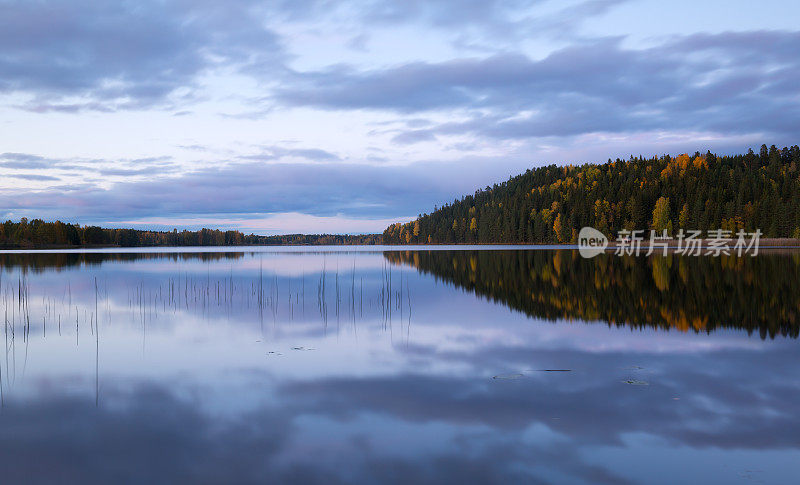秋天瑞典的一个平静的湖