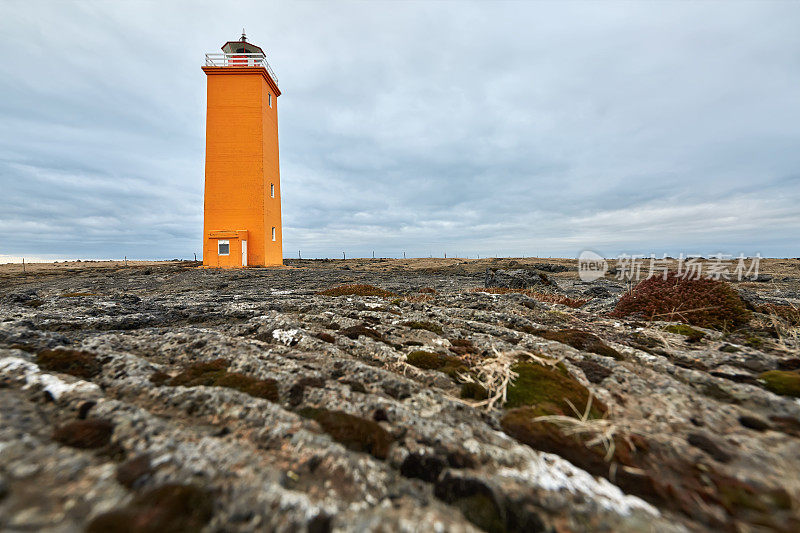 冰岛风景与橙色的灯塔