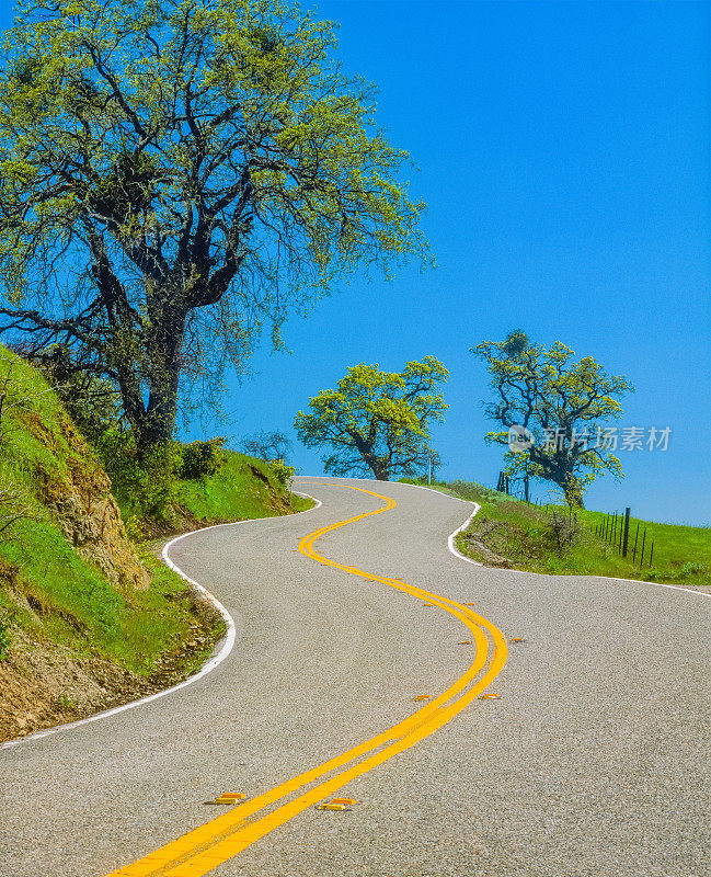 加利福尼亚坎布里亚圣卢西亚山脉的山丘上蜿蜒的路面