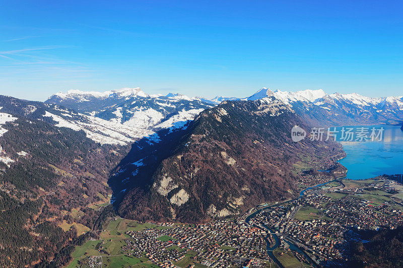 伯尔尼阿普莱因特拉肯市冬季瑞士阿尔卑斯山布里恩茨湖