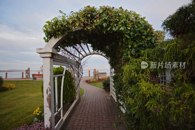 海边的花园拱门