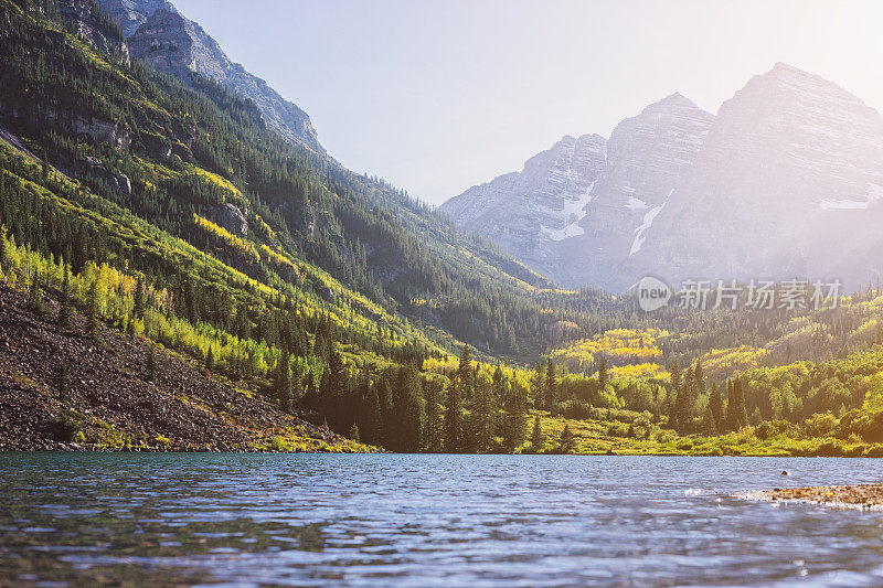 栗色铃铛和日落湖，科罗拉多州，美国