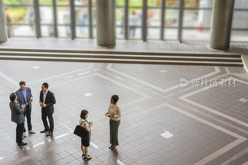 在日本京都的办公大楼的商务大厅里的生活时刻