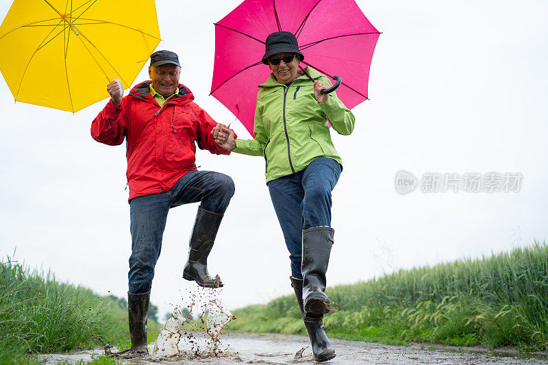 老夫妇在雨坑里嬉戏