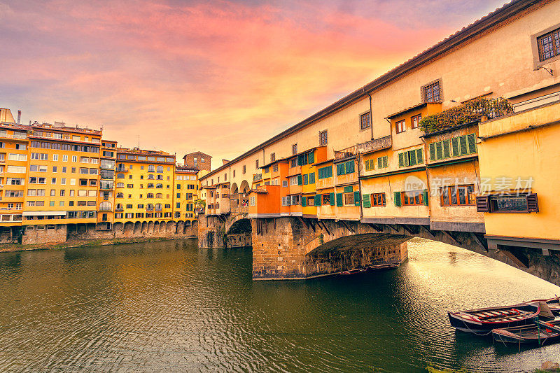 中世纪桥维琪奥桥(旧桥)在阿尔诺河上，佛罗伦萨，托斯卡纳，意大利。