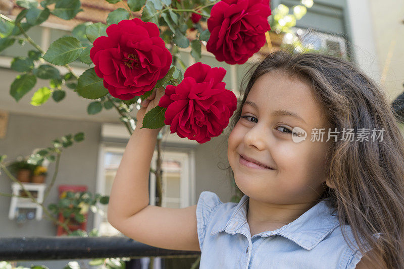 带着玫瑰花的可爱小女孩