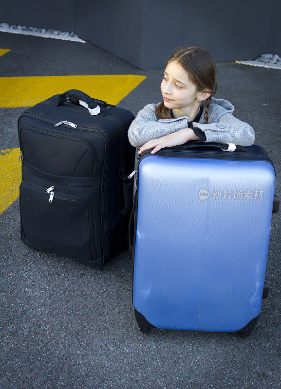 提着行李箱的年轻女孩