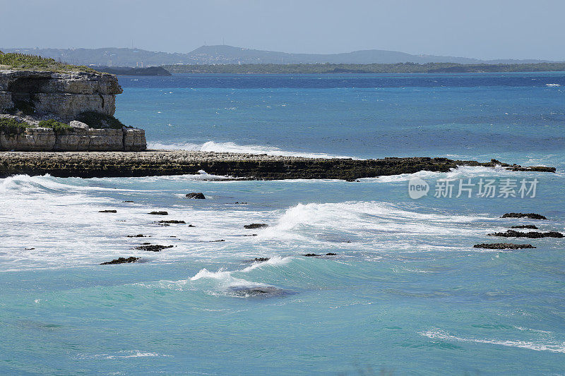 海浪袭击安提瓜多岩石的海岸线