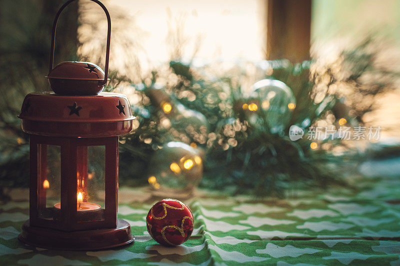 圣诞木桌与灯笼和装饰品