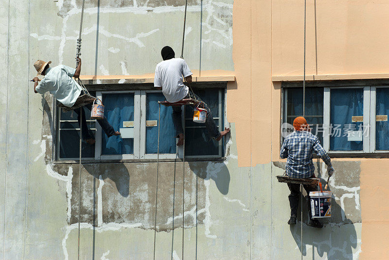 泰国曼谷，工人们正在粉刷房屋外墙