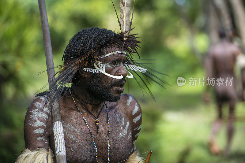 西巴布亚，穿着传统服饰的达尼部落男子