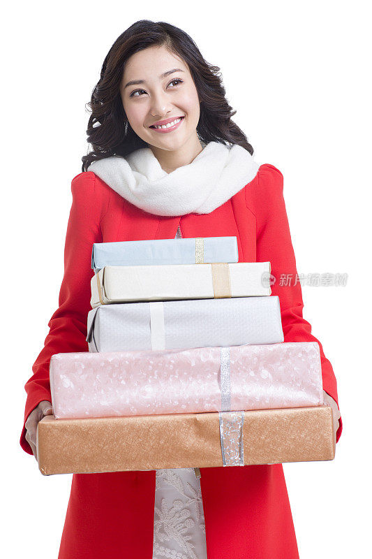 快乐的年轻女子拿着很多礼物