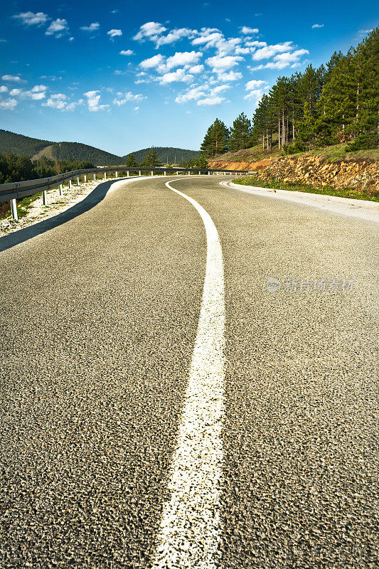 穿过森林的山路