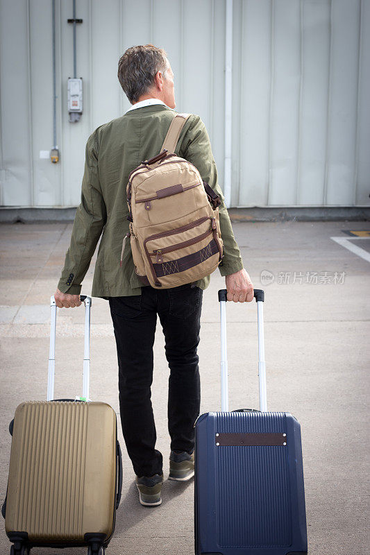 在机场活动的老年人，背包，滚动行李箱