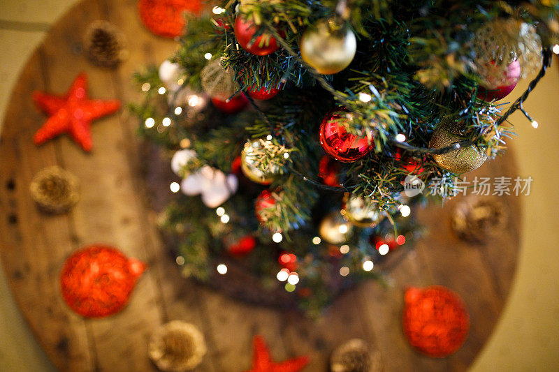 圣诞树装饰高角度观