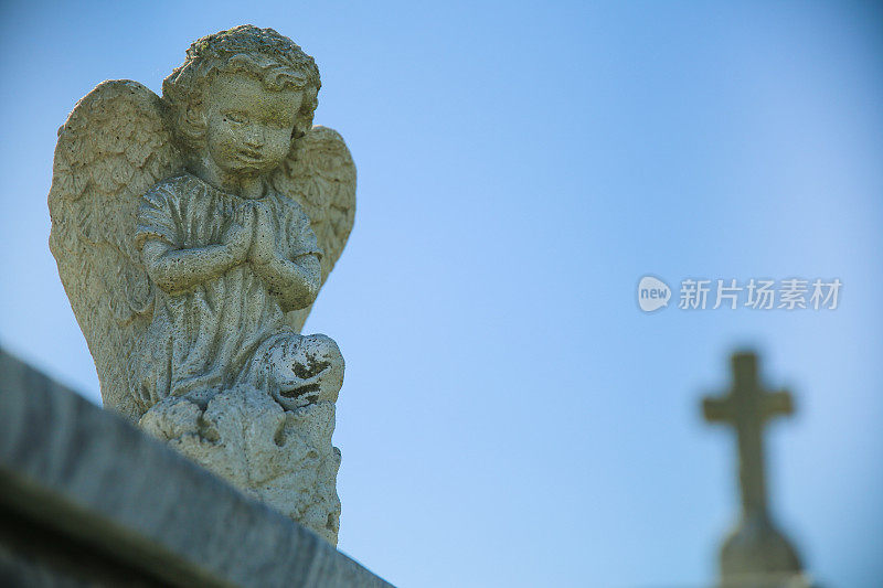 祈祷天使切鲁普雕像，蓝天背景