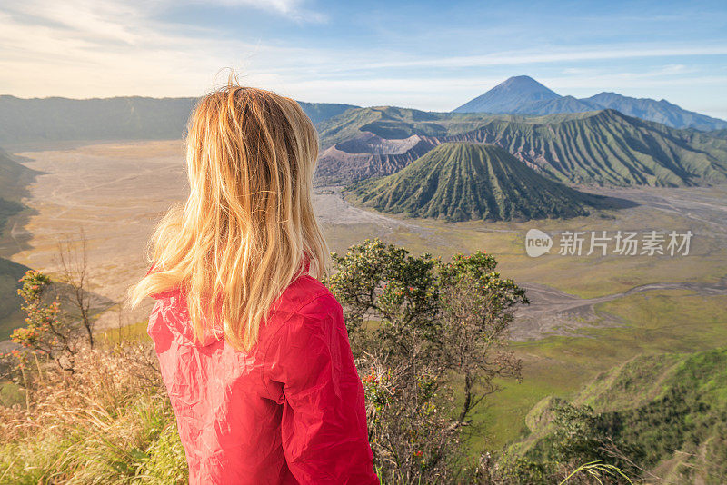 年轻女子徒步旅行沉思火山景观从山顶看布罗莫火山-人们旅行冒险的概念