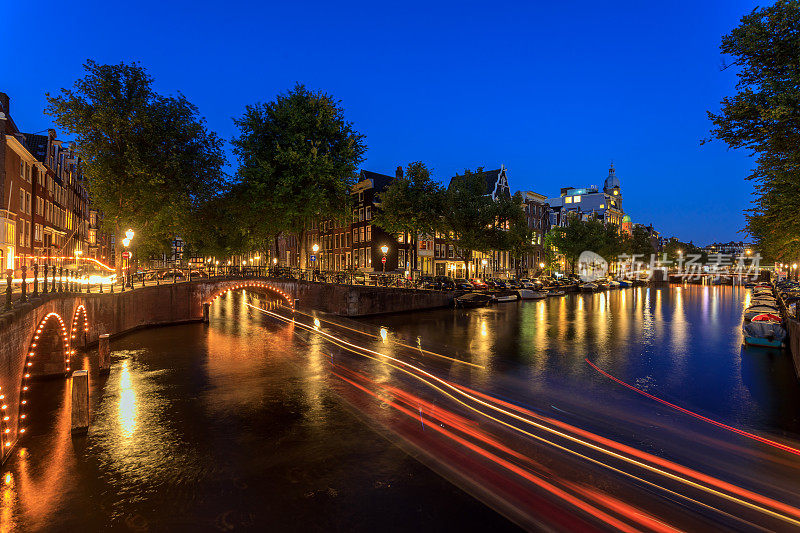 阿姆斯特丹运河在黄昏长时间暴露
