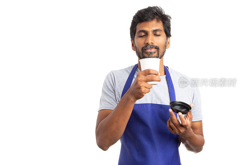 印度员工在咖啡休息时闻到热饮料的味道
