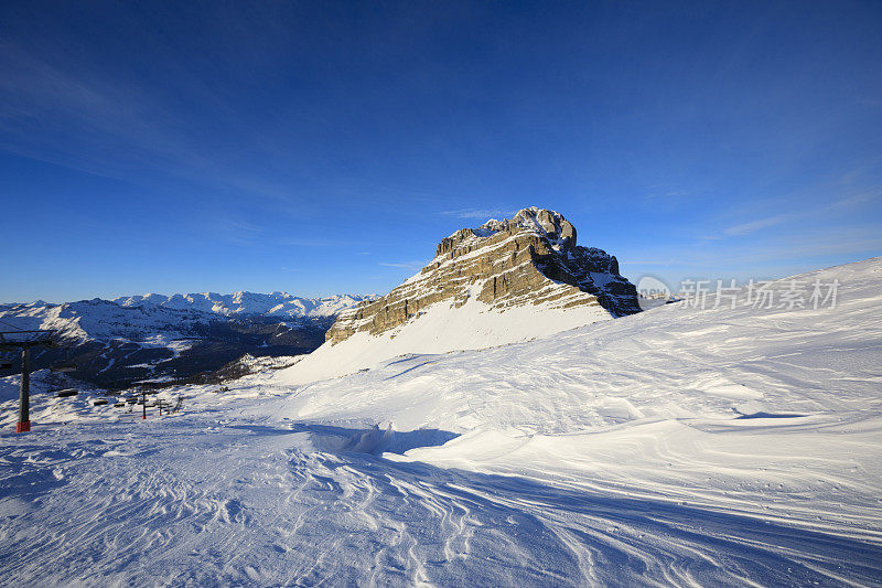 山顶的高山景观。意大利阿尔卑斯山滑雪场。航道Tonale。意大利、欧洲。