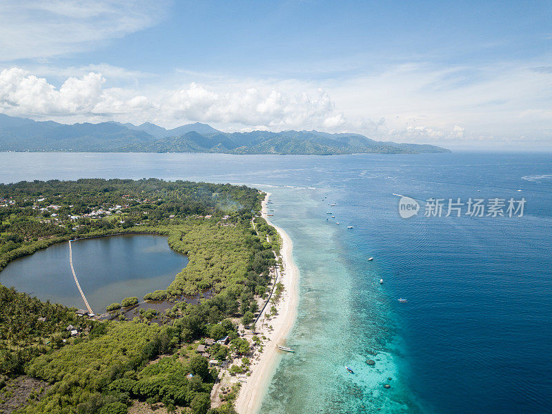 从上面鸟瞰热带岛屿，无人机的观点;田园旅行目的地的地方概念