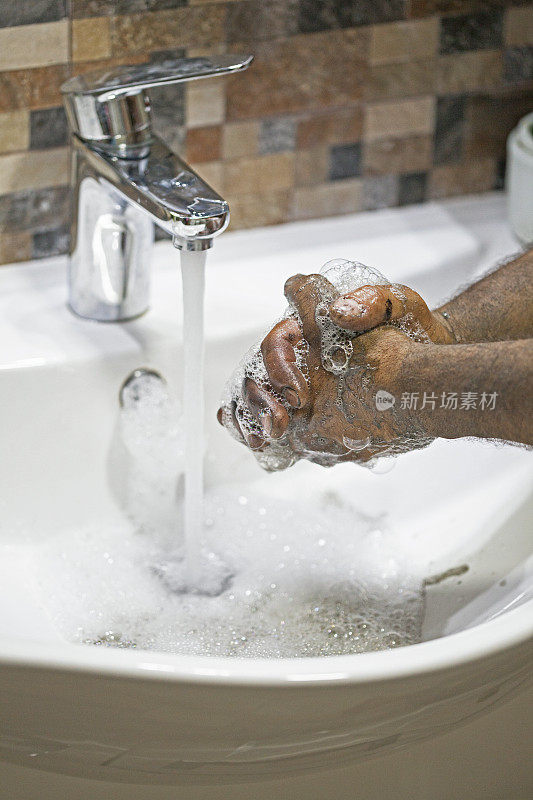 男人洗手不干净