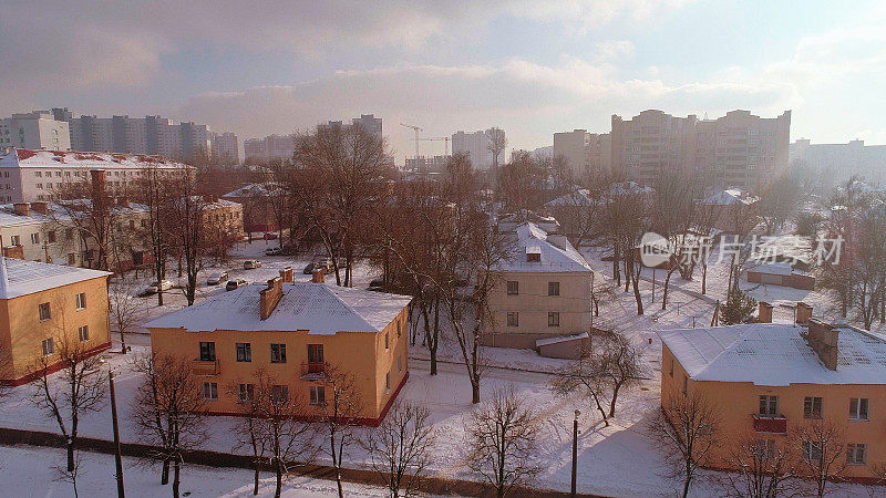 在晴朗寒冷的日子里，鸟瞰被雪覆盖的冬季城市全景