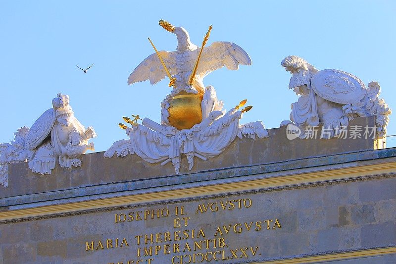 上面的盾形纹章是环街的经典鹰和盾，细节-奥地利维也纳