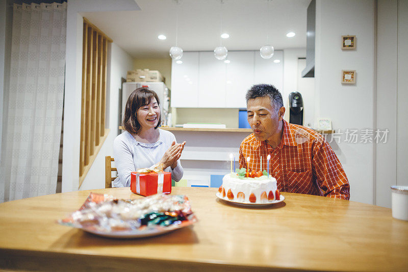 一对夫妇在家里开生日派对