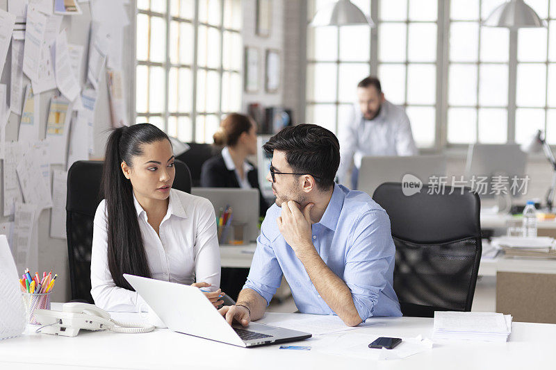 商务人士在工作场所讨论想法