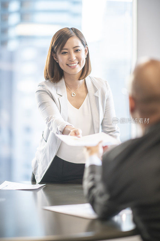 微笑的女人给纸条